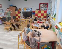 dzieci zapoznają się z żywymi zwierzętami