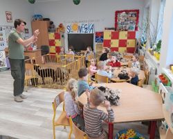 dzieci zapoznają się z żywymi zwierzętami