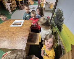 dzieci podczas wycieczki do Centrum Nowoczesności Młyn Wiedzy w Toruniu