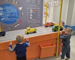 dzieci podczas wycieczki do Centrum Nowoczesności Młyn Wiedzy w Toruniu