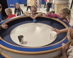 dzieci podczas wycieczki do Centrum Nowoczesności Młyn Wiedzy w Toruniu