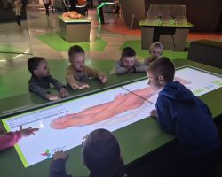 dzieci podczas wycieczki do Centrum Nowoczesności Młyn Wiedzy w Toruniu