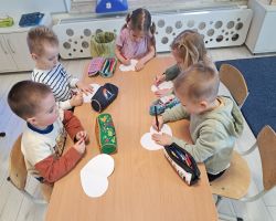 dzieci obchodzą Walentynki