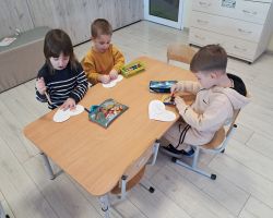 dzieci obchodzą Walentynki