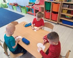 dzieci obchodzą Walentynki