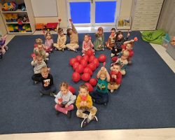 dzieci obchodzą Walentynki