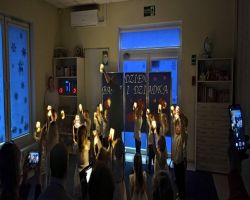 dzieci przedstawiają inscenizację z okazji dnia babci i dziadka