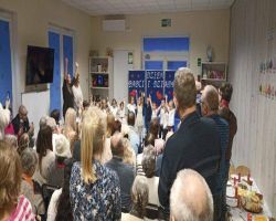 dzieci przedstawiają inscenizację z okazji dnia babci i dziadka