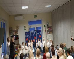 dzieci przedstawiają inscenizację z okazji dnia babci i dziadka