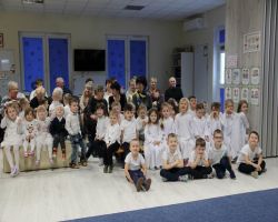 seniorzy oglądają występy dzieci