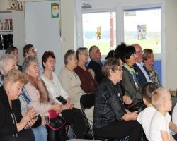 seniorzy oglądają występy dzieci