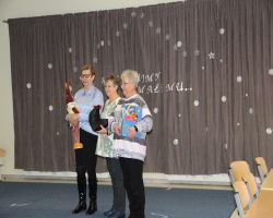 seniorzy oglądają występy dzieci