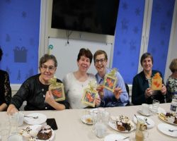 seniorzy oglądają występy dzieci