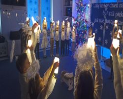 dzieci podczas inscenizacji świątecznego przedstawienia