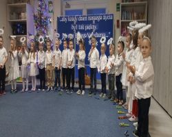 dzieci podczas inscenizacji świątecznego przedstawienia