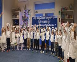 dzieci podczas inscenizacji świątecznego przedstawienia