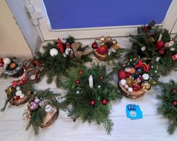 dzieci i rodzice tworzą stroiki podczas warsztatów świątecznych w przedszkolu