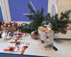 dzieci i rodzice tworzą stroiki podczas warsztatów świątecznych w przedszkolu