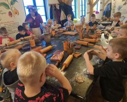 dzieci podczas warsztatów piernikarski w Muzeum Piernika