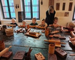 dzieci podczas warsztatów piernikarski w Muzeum Piernika