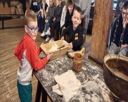 dzieci podczas warsztatów piernikarski w Muzeum Piernika