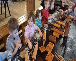 dzieci podczas warsztatów piernikarski w Muzeum Piernika