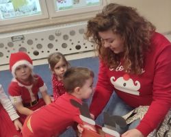 dzieci i nauczyciel podczas zajęć z języka angielskiego o Świętym Mikołaju