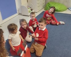 dzieci i nauczyciel podczas zajęć z języka angielskiego o Świętym Mikołaju