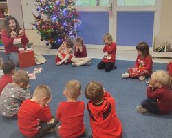 dzieci i nauczyciel podczas zajęć z języka angielskiego o Świętym Mikołaju