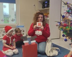 dzieci i nauczyciel podczas zajęć z języka angielskiego o Świętym Mikołaju