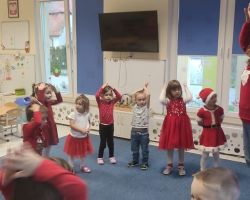 dzieci i nauczyciel podczas zajęć z języka angielskiego o Świętym Mikołaju