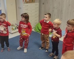 dzieci i nauczyciel podczas zajęć z języka angielskiego o Świętym Mikołaju