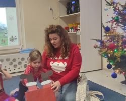 dzieci i nauczyciel podczas zajęć z języka angielskiego o Świętym Mikołaju