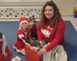 dzieci i nauczyciel podczas zajęć z języka angielskiego o Świętym Mikołaju