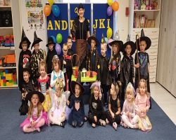 dzieci podczas wykonywania wróżb andrzejkowych