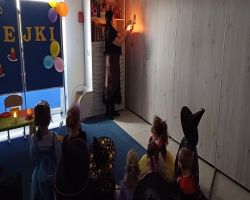 dzieci podczas wykonywania wróżb andrzejkowych