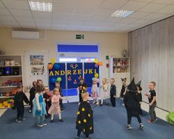 dzieci podczas wykonywania wróżb andrzejkowych