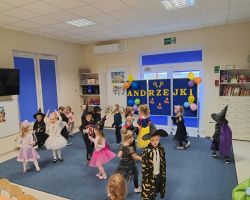 dzieci podczas wykonywania wróżb andrzejkowych