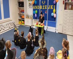 dzieci podczas wykonywania wróżb andrzejkowych