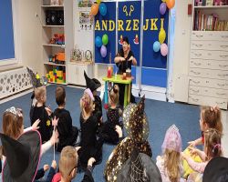 dzieci podczas wykonywania wróżb andrzejkowych