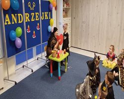 dzieci podczas wykonywania wróżb andrzejkowych