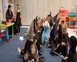 dzieci podczas wykonywania wróżb andrzejkowych