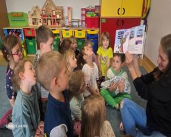 dzieci tworzą biżuterię