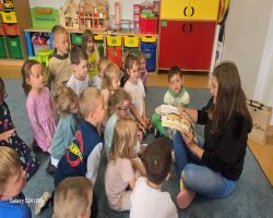 dzieci tworzą biżuterię