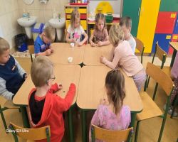 dzieci tworzą biżuterię