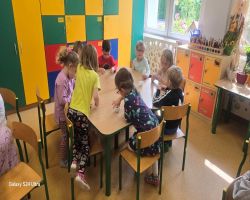 dzieci tworzą biżuterię