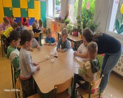 dzieci tworzą biżuterię