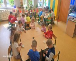 dzieci tworzą biżuterię