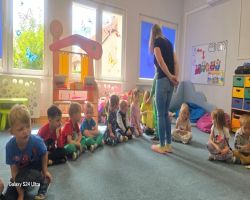 dzieci tworzą biżuterię