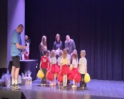 dzieci tańczą podczas konkursu taniec to zdrowie